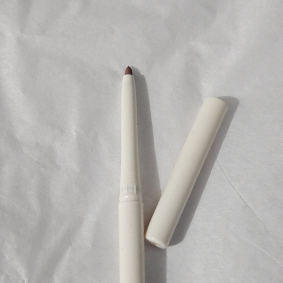 BRAND NEW NWT Farmasi Shes A Peach Liquid Matte Lipstick & Nude Pink Liner Set - Picture 3 of 5
